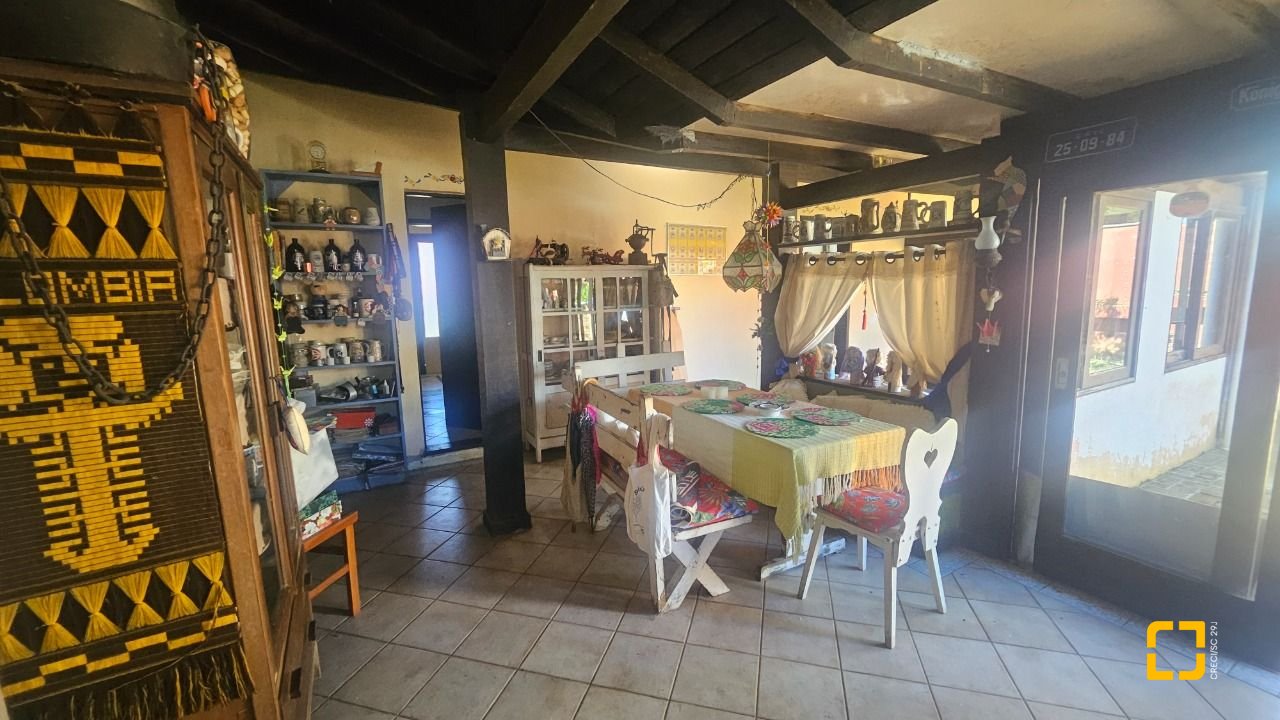 Casa com 241m², 4 quartos (sendo 2 suítes), 3 garagens, no bairro Jardim Anchieta em Florianópolis