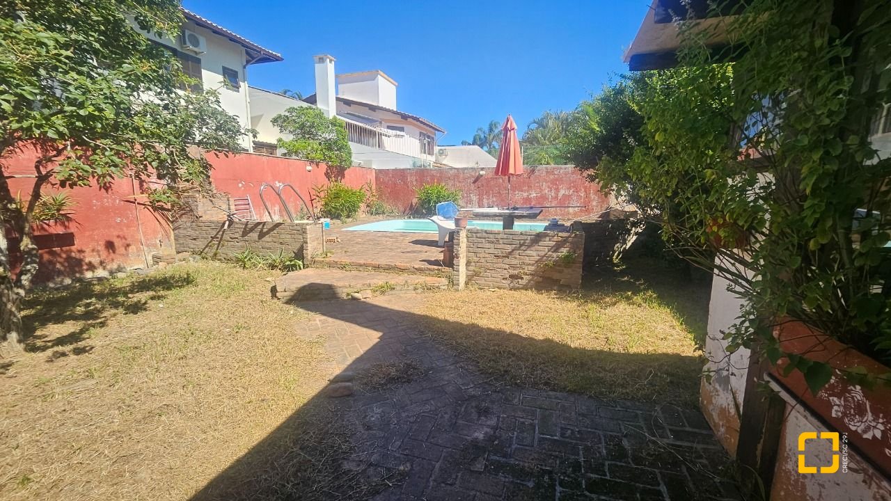 Casa com 241m², 4 quartos (sendo 2 suítes), 3 garagens, no bairro Jardim Anchieta em Florianópolis