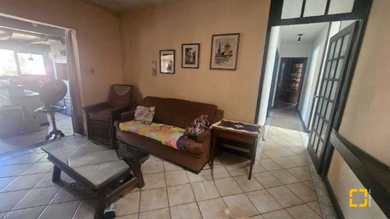 Casa com 241m², 4 quartos (sendo 2 suítes), 3 garagens, no bairro Jardim Anchieta em Florianópolis