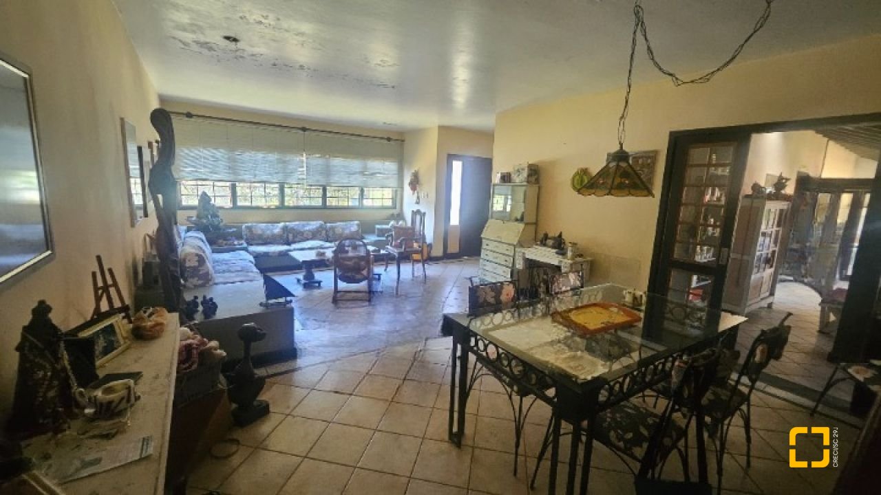 Casa com 241m², 4 quartos (sendo 2 suítes), 3 garagens, no bairro Jardim Anchieta em Florianópolis