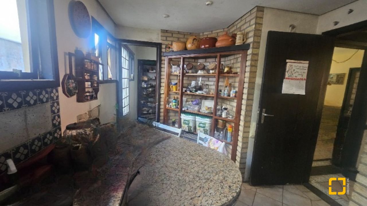 Casa com 241m², 4 quartos (sendo 2 suítes), 3 garagens, no bairro Jardim Anchieta em Florianópolis
