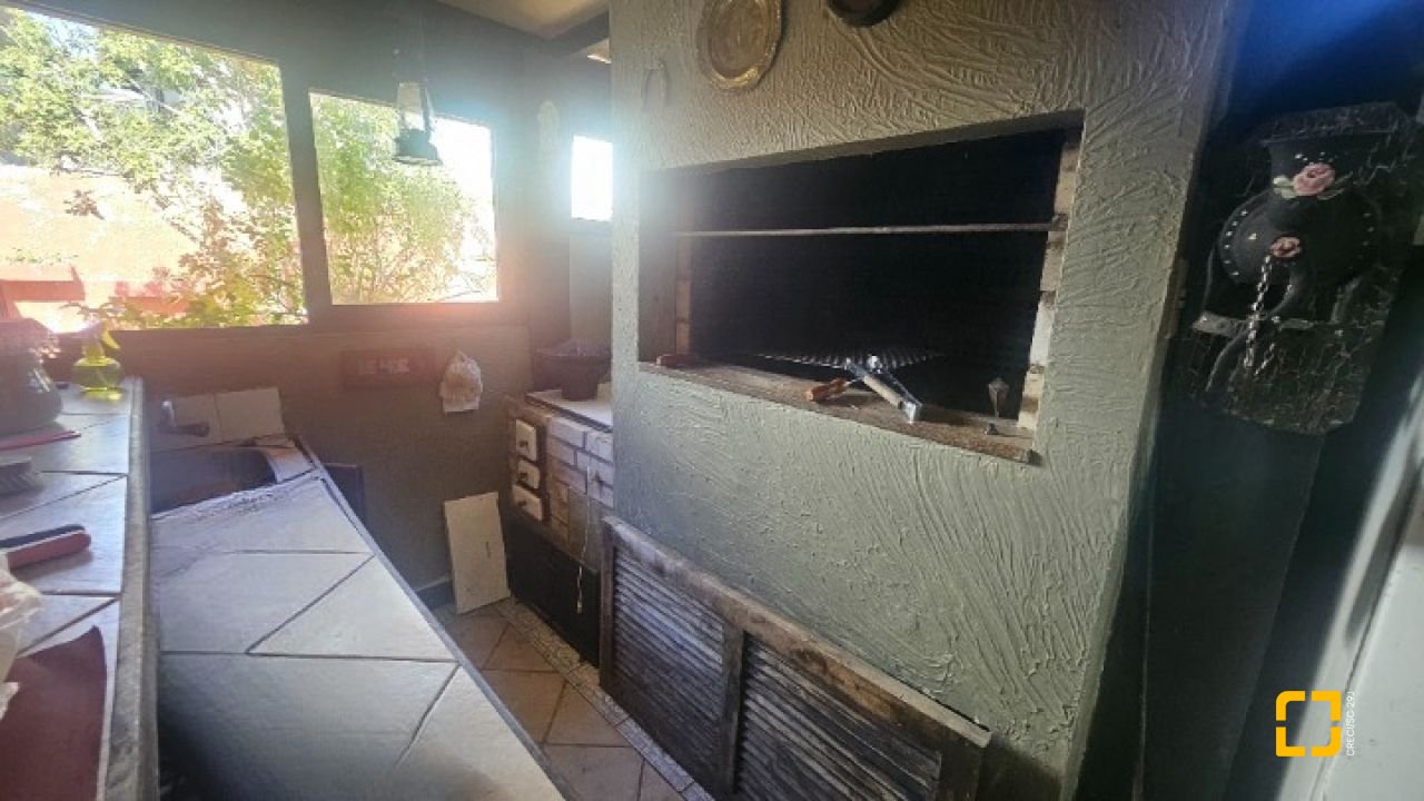 Casa com 241m², 4 quartos (sendo 2 suítes), 3 garagens, no bairro Jardim Anchieta em Florianópolis