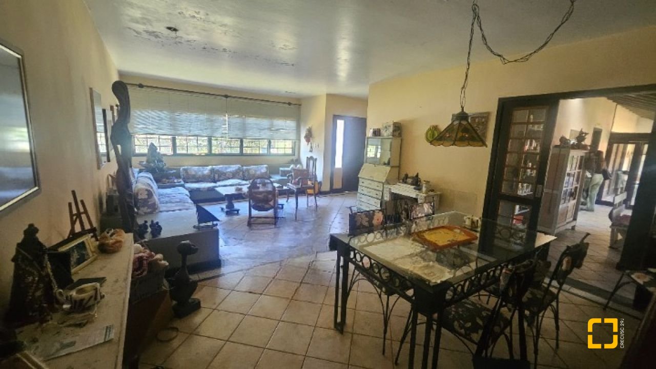 Casa com 241m², 4 quartos (sendo 2 suítes), 3 garagens, no bairro Jardim Anchieta em Florianópolis