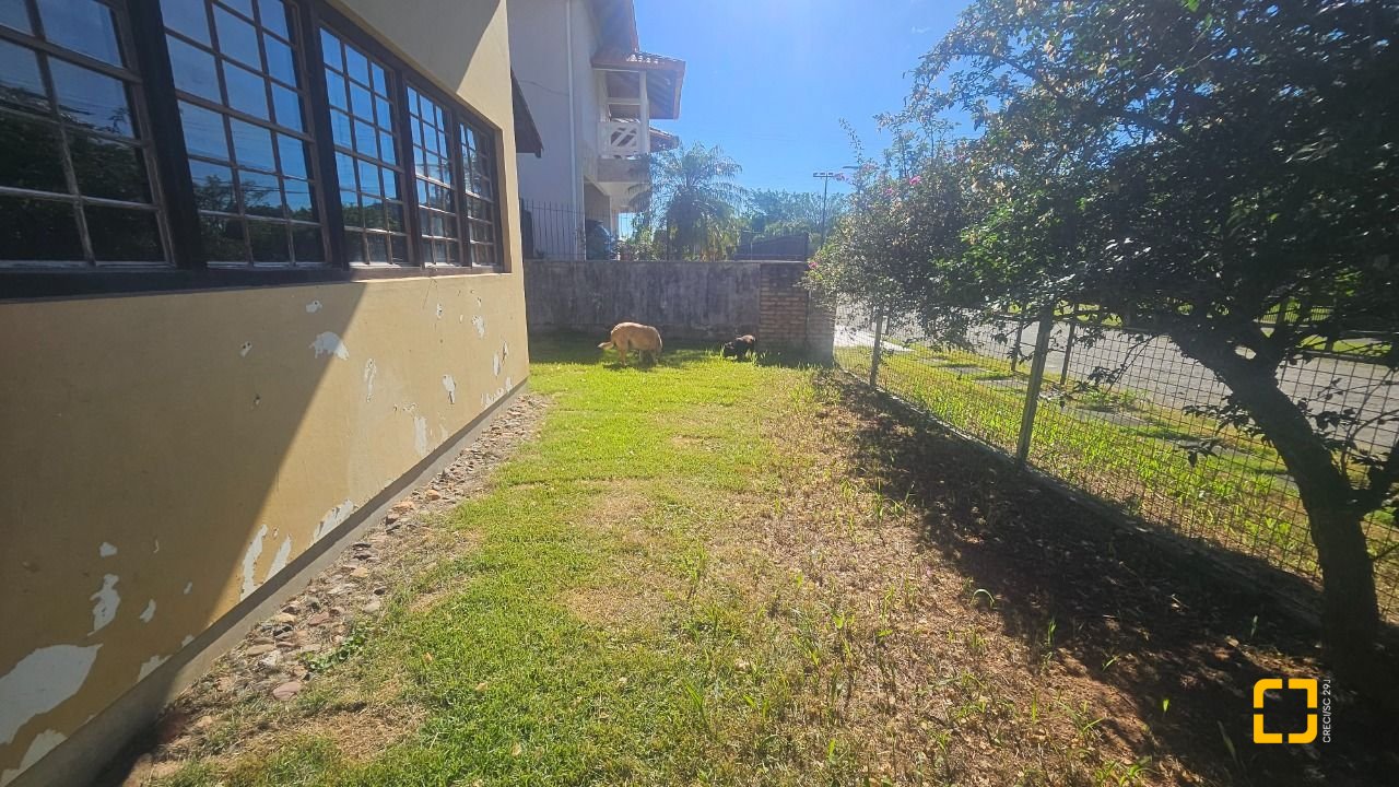 Casa com 241m², 4 quartos (sendo 2 suítes), 3 garagens, no bairro Jardim Anchieta em Florianópolis