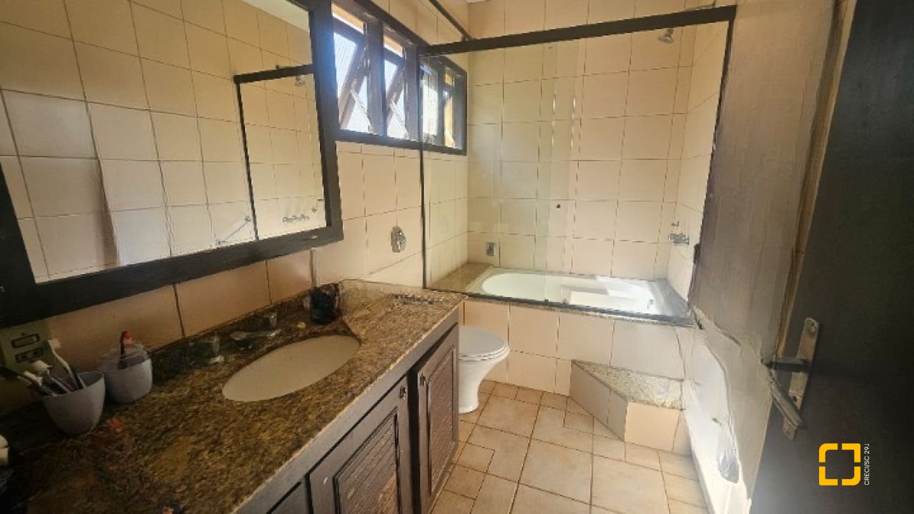 Casa com 241m², 4 quartos (sendo 2 suítes), 3 garagens, no bairro Jardim Anchieta em Florianópolis