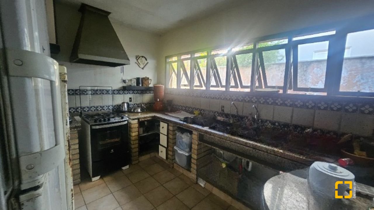 Casa com 241m², 4 quartos (sendo 2 suítes), 3 garagens, no bairro Jardim Anchieta em Florianópolis