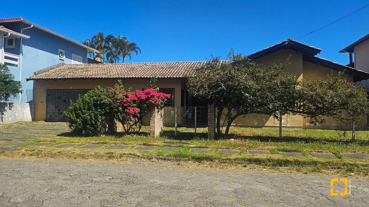 Casa com 241m², 4 quartos (sendo 2 suítes), 3 garagens, no bairro Jardim Anchieta em Florianópolis