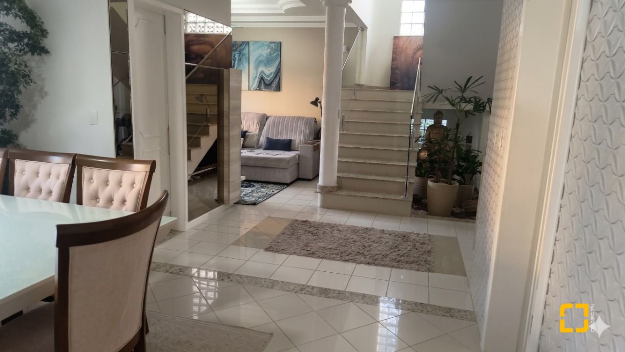 Casa de Condomínio com 355m², 3 quartos (sendo 1 suíte), 2 garagens, no bairro Campeche em Florianópolis
