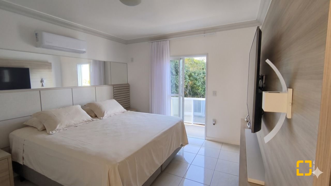 Casa de Condomínio com 355m², 3 quartos (sendo 1 suíte), 2 garagens, no bairro Campeche em Florianópolis