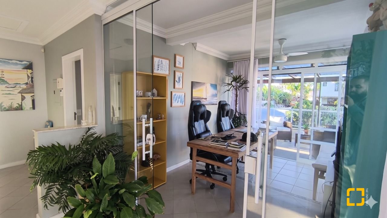 Casa de Condomínio com 355m², 3 quartos (sendo 1 suíte), 2 garagens, no bairro Campeche em Florianópolis