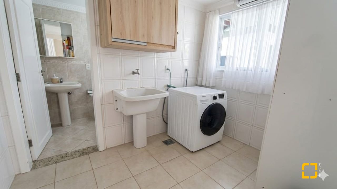 Casa de Condomínio com 355m², 3 quartos (sendo 1 suíte), 2 garagens, no bairro Campeche em Florianópolis