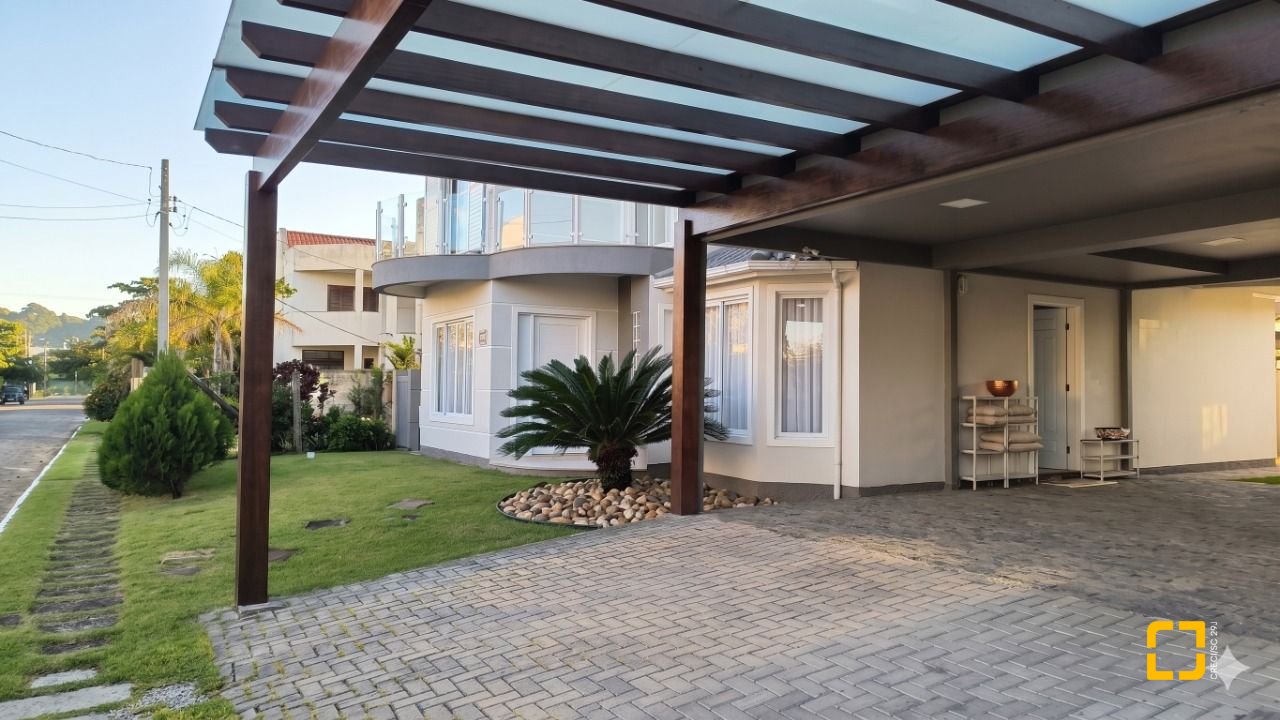 Casa de Condomínio com 355m², 3 quartos (sendo 1 suíte), 2 garagens, no bairro Campeche em Florianópolis