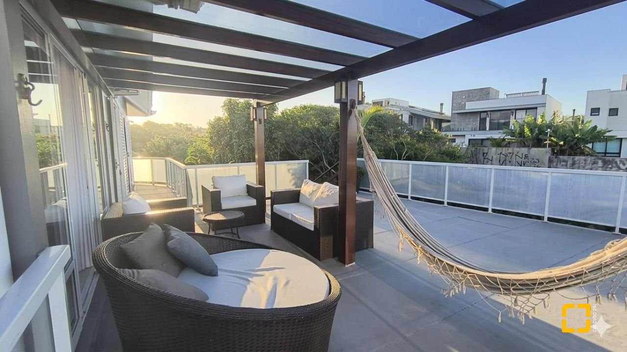 Casa de Condomínio com 355m², 3 quartos (sendo 1 suíte), 2 garagens, no bairro Campeche em Florianópolis