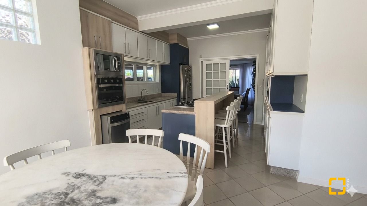 Casa de Condomínio com 355m², 3 quartos (sendo 1 suíte), 2 garagens, no bairro Campeche em Florianópolis