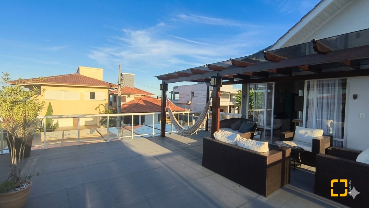 Casa de Condomínio com 355m², 3 quartos (sendo 1 suíte), 2 garagens, no bairro Campeche em Florianópolis