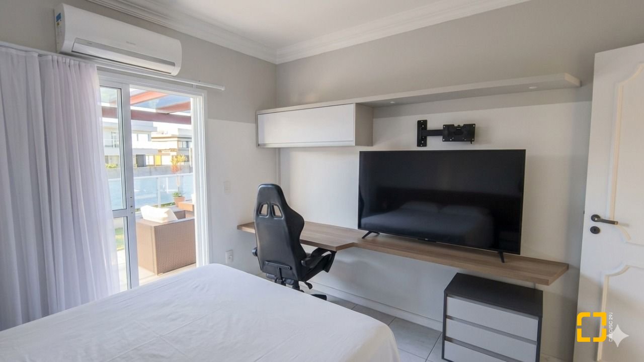 Casa de Condomínio com 355m², 3 quartos (sendo 1 suíte), 2 garagens, no bairro Campeche em Florianópolis