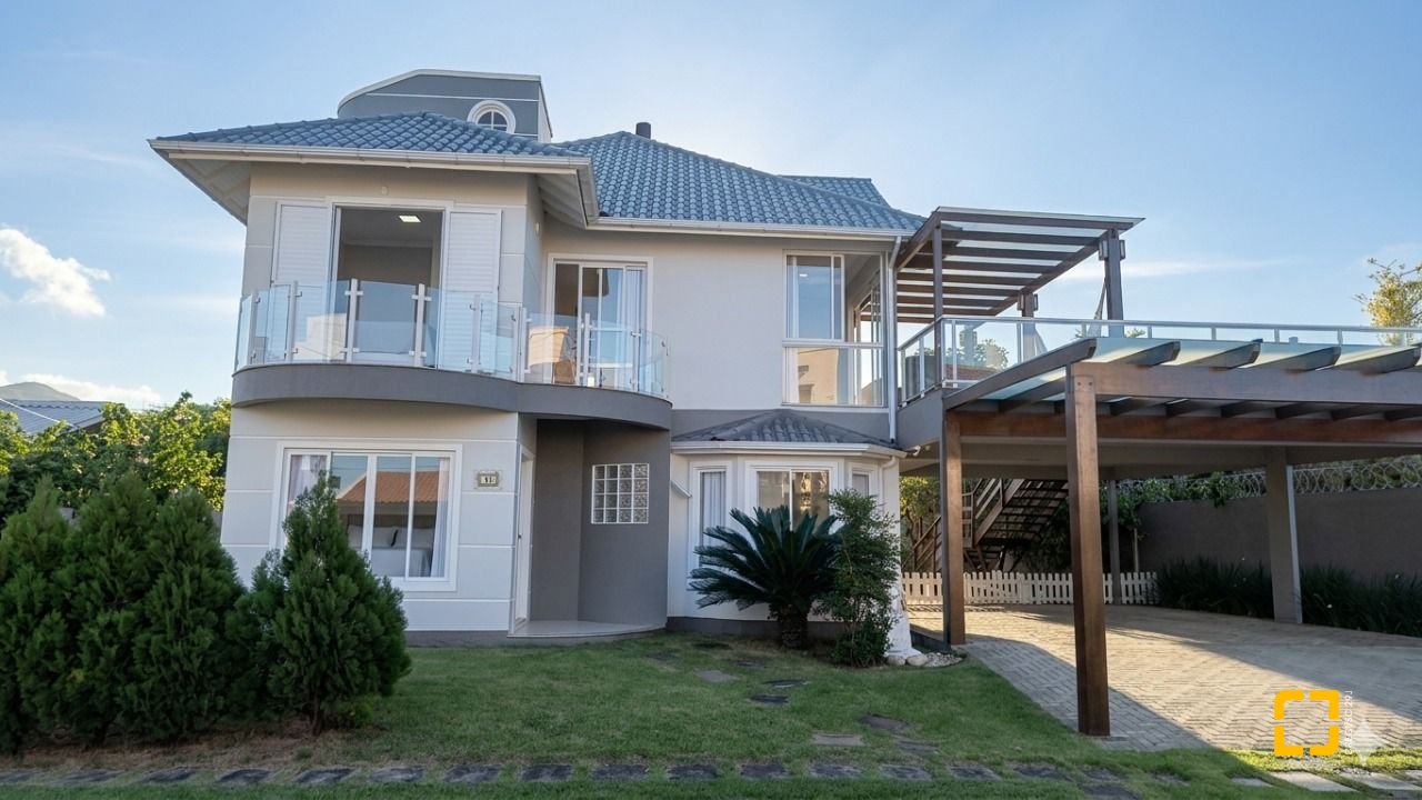 Casa de Condomínio com 355m², 3 quartos (sendo 1 suíte), 2 garagens, no bairro Campeche em Florianópolis