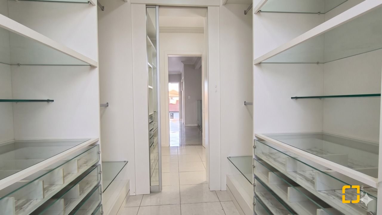Casa de Condomínio com 355m², 3 quartos (sendo 1 suíte), 2 garagens, no bairro Campeche em Florianópolis
