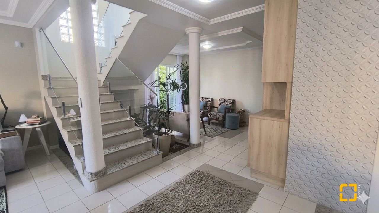 Casa de Condomínio com 355m², 3 quartos (sendo 1 suíte), 2 garagens, no bairro Campeche em Florianópolis
