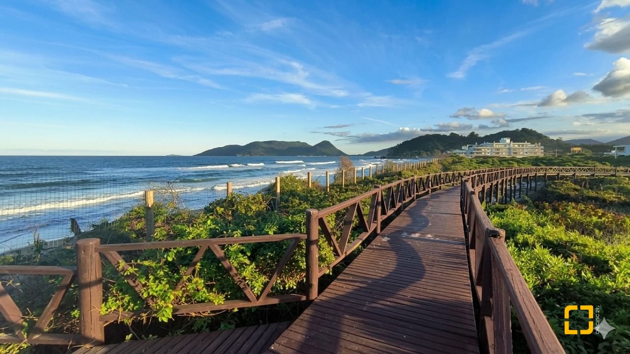 Casa de Condomínio com 355m², 3 quartos (sendo 1 suíte), 2 garagens, no bairro Campeche em Florianópolis