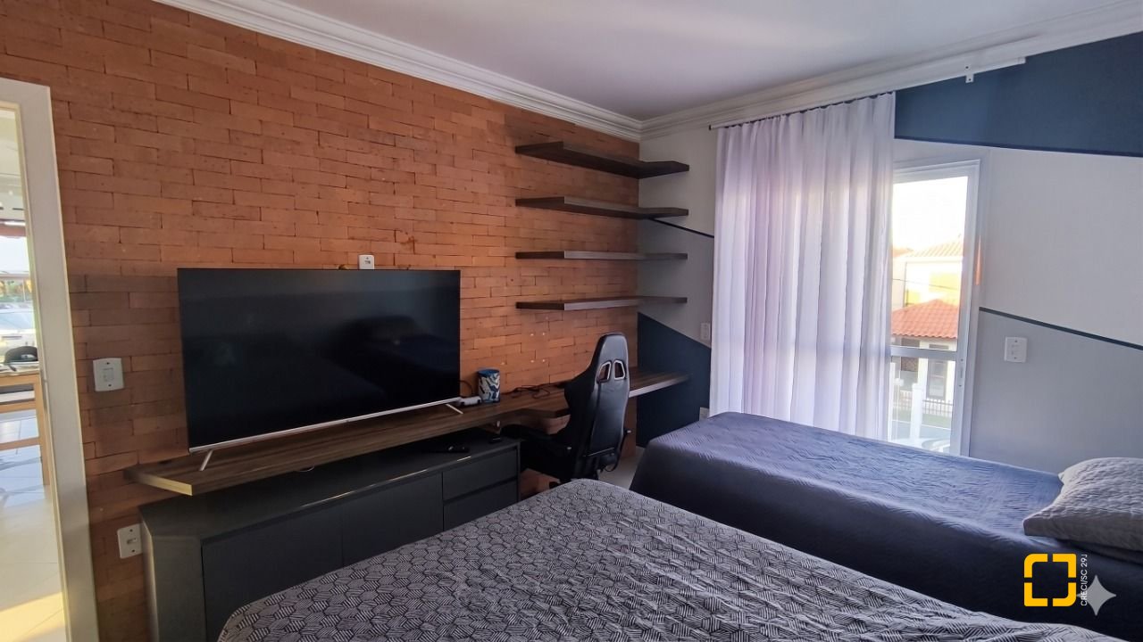 Casa de Condomínio com 355m², 3 quartos (sendo 1 suíte), 2 garagens, no bairro Campeche em Florianópolis