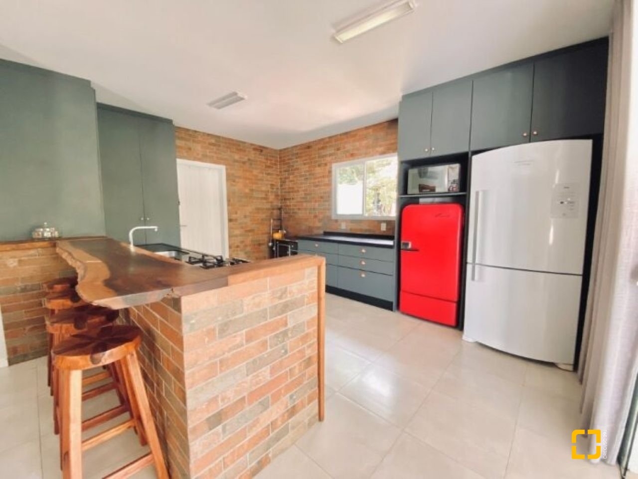 Casa com 200m², 4 quartos (sendo 1 suíte), 2 garagens, no bairro Ratones em Florianópolis