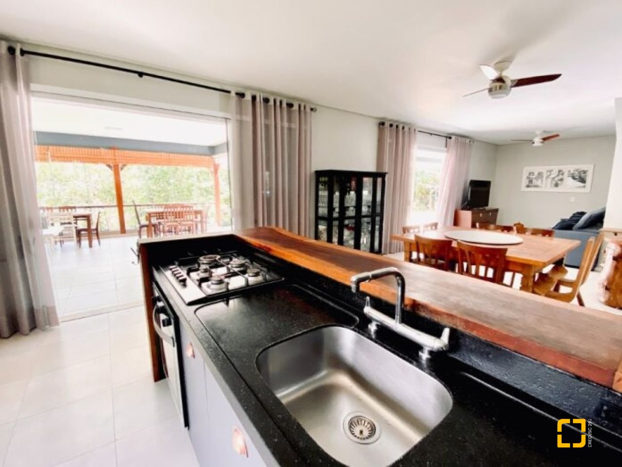 Casa com 200m², 4 quartos (sendo 1 suíte), 2 garagens, no bairro Ratones em Florianópolis
