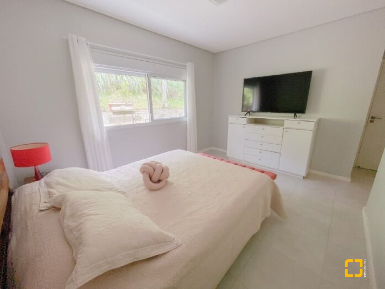 Casa com 200m², 4 quartos (sendo 1 suíte), 2 garagens, no bairro Ratones em Florianópolis