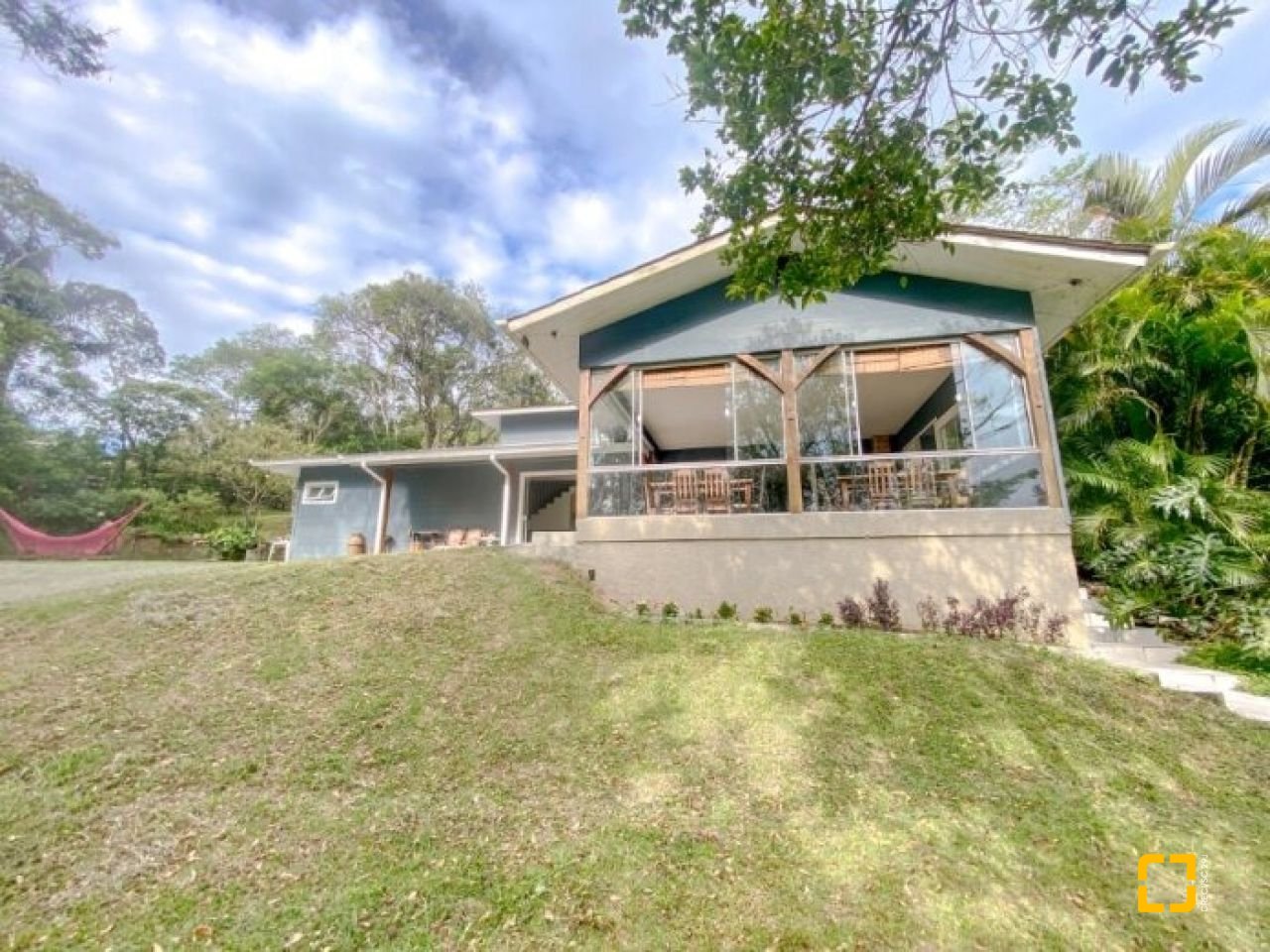 Casa com 200m², 4 quartos (sendo 1 suíte), 2 garagens, no bairro Ratones em Florianópolis