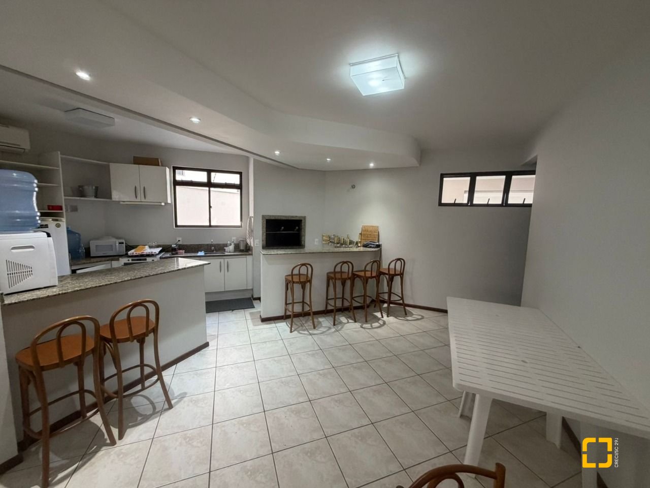 Apartamento com 220m², 4 quartos (sendo 2 suítes), 2 garagens, no bairro Centro em Florianópolis