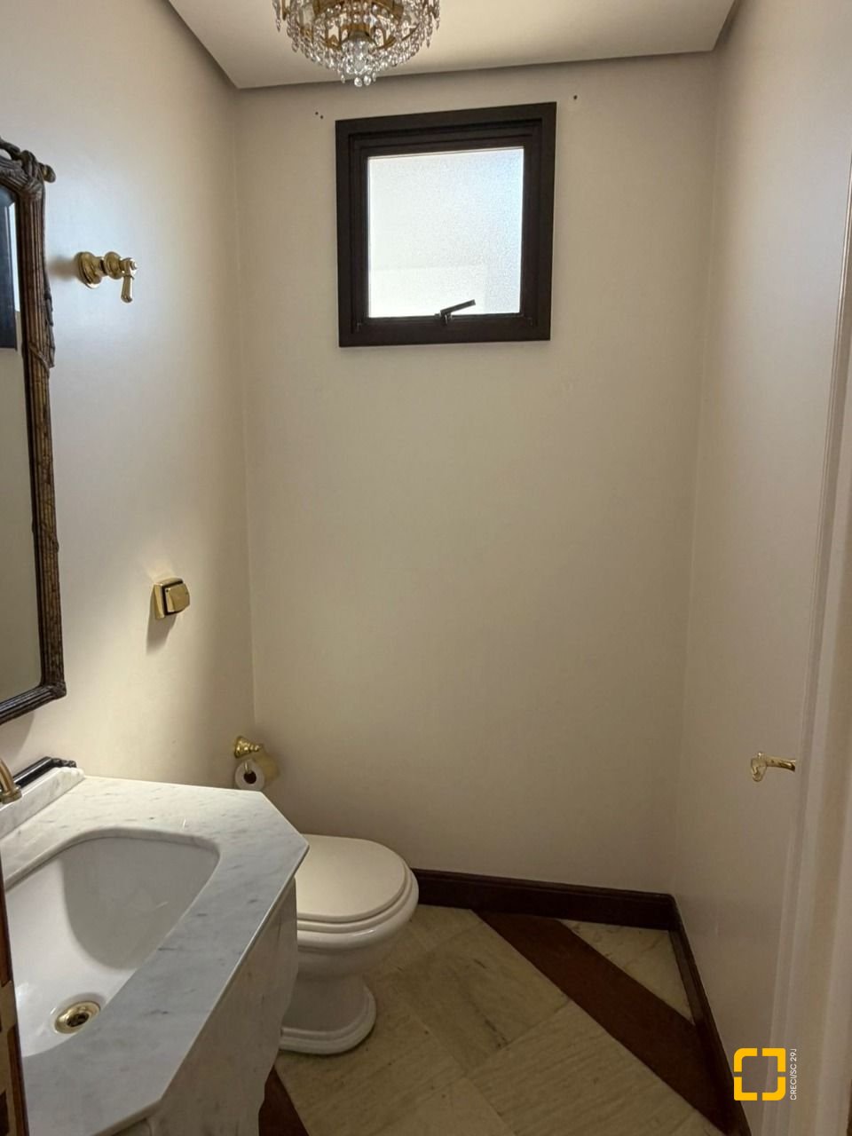 Apartamento com 220m², 4 quartos (sendo 2 suítes), 2 garagens, no bairro Centro em Florianópolis