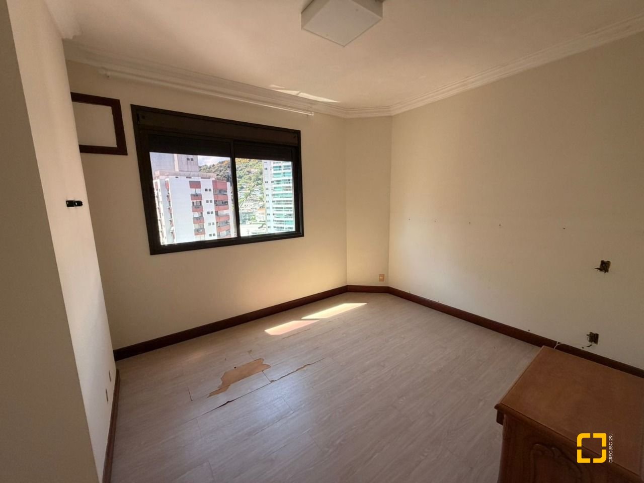 Apartamento com 220m², 4 quartos (sendo 2 suítes), 2 garagens, no bairro Centro em Florianópolis