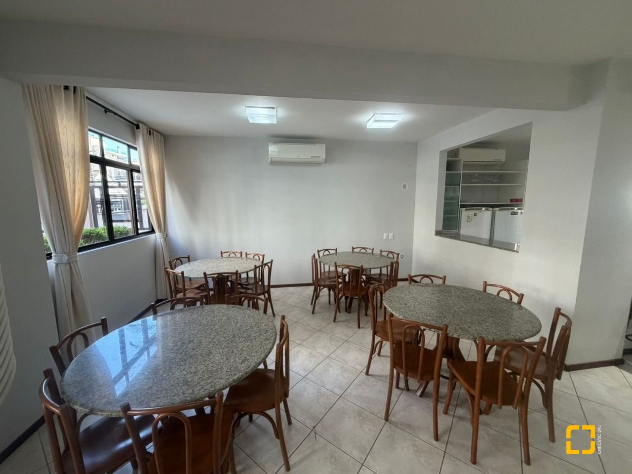 Apartamento com 220m², 4 quartos (sendo 2 suítes), 2 garagens, no bairro Centro em Florianópolis