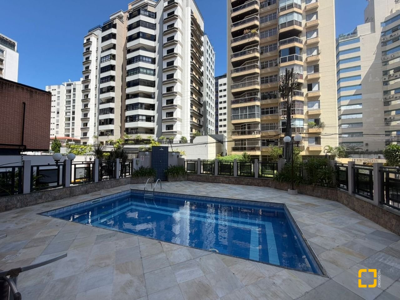 Apartamento com 220m², 4 quartos (sendo 2 suítes), 2 garagens, no bairro Centro em Florianópolis