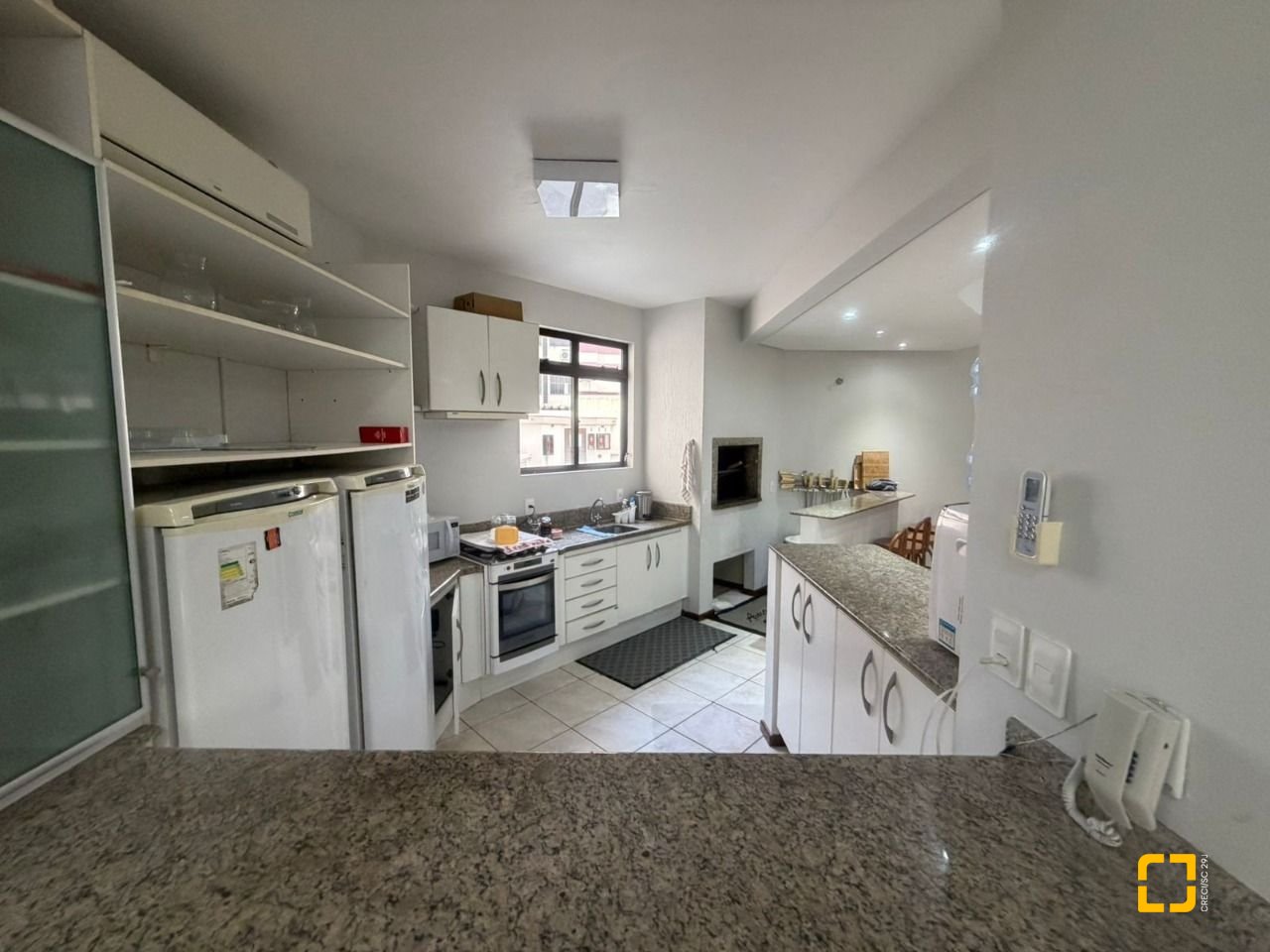 Apartamento com 220m², 4 quartos (sendo 2 suítes), 2 garagens, no bairro Centro em Florianópolis