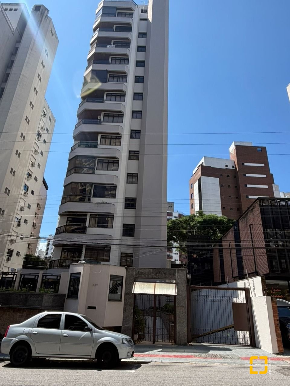 Apartamento com 220m², 4 quartos (sendo 2 suítes), 2 garagens, no bairro Centro em Florianópolis