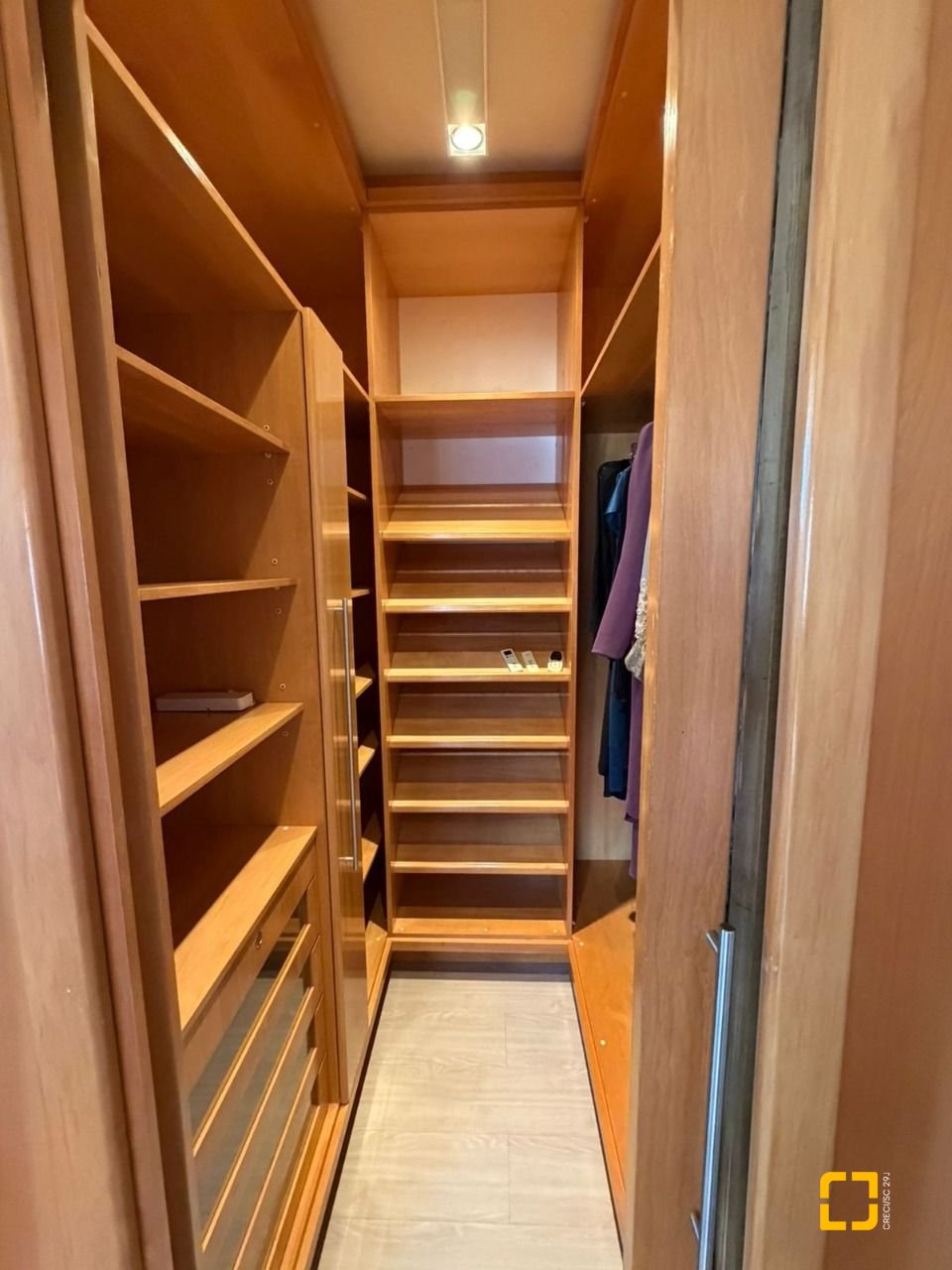 Apartamento com 220m², 4 quartos (sendo 2 suítes), 2 garagens, no bairro Centro em Florianópolis