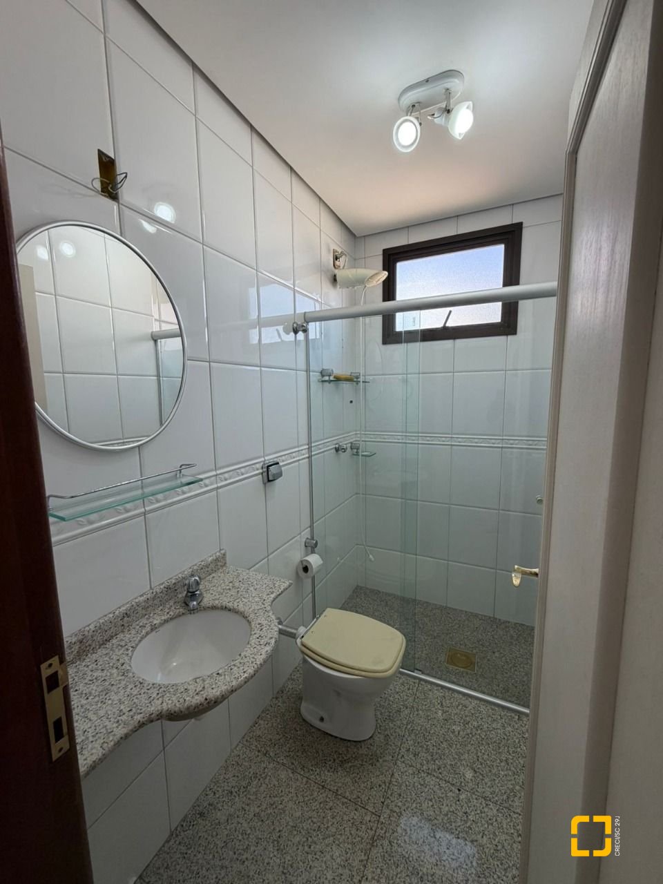 Apartamento com 220m², 4 quartos (sendo 2 suítes), 2 garagens, no bairro Centro em Florianópolis