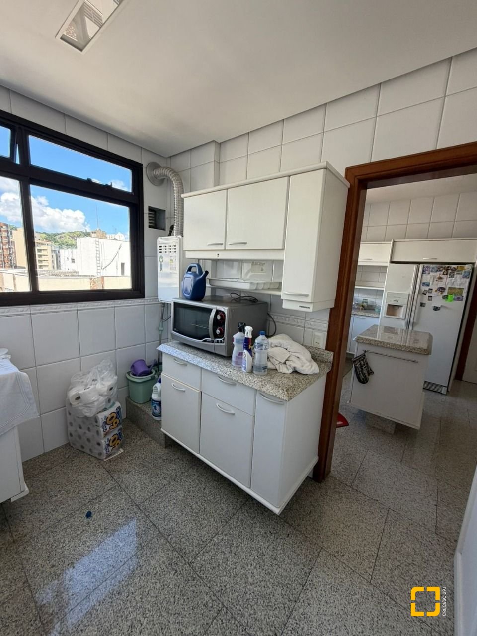 Apartamento com 220m², 4 quartos (sendo 2 suítes), 2 garagens, no bairro Centro em Florianópolis