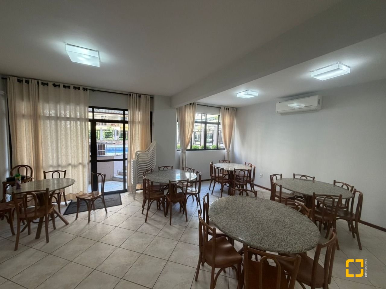 Apartamento com 220m², 4 quartos (sendo 2 suítes), 2 garagens, no bairro Centro em Florianópolis