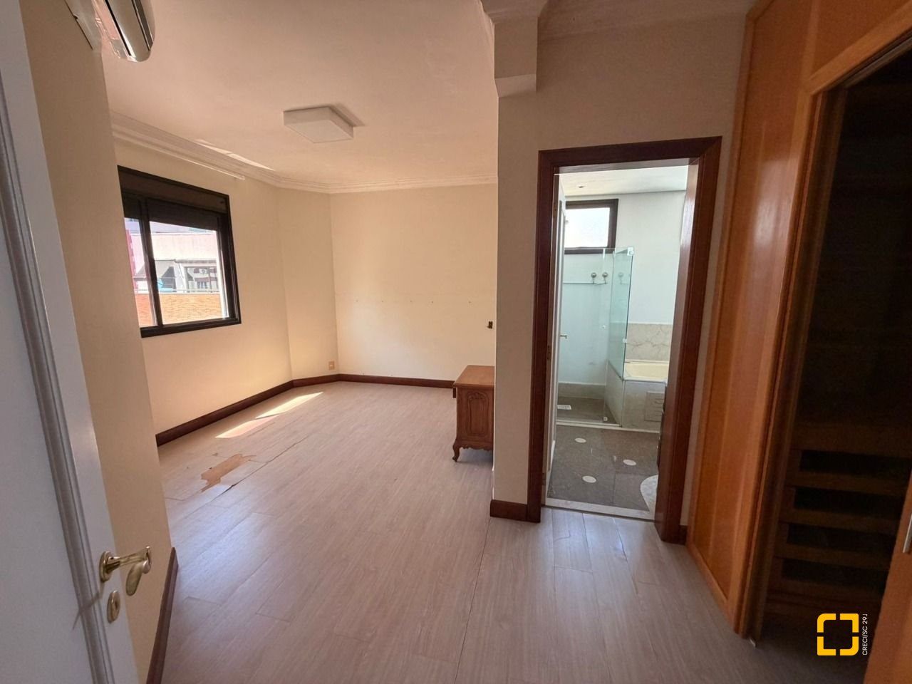 Apartamento com 220m², 4 quartos (sendo 2 suítes), 2 garagens, no bairro Centro em Florianópolis
