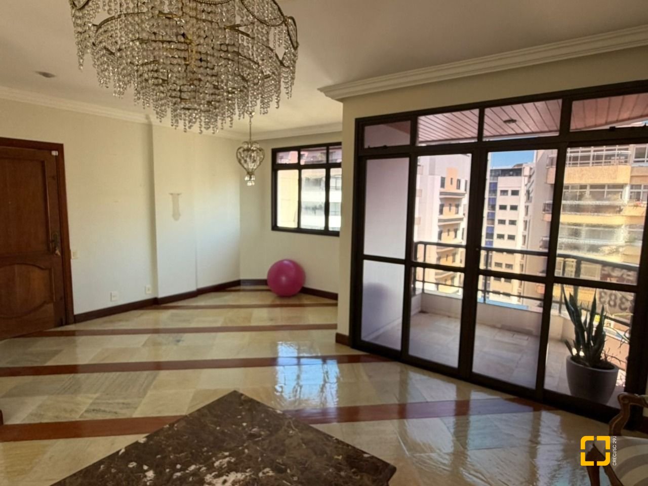 Apartamento com 220m², 4 quartos (sendo 2 suítes), 2 garagens, no bairro Centro em Florianópolis