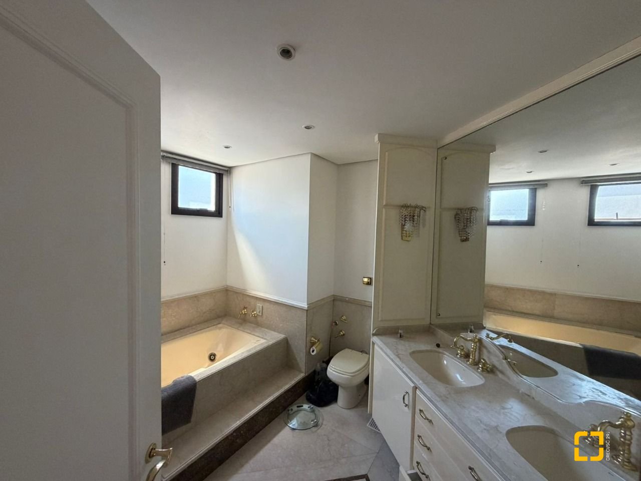 Apartamento com 220m², 4 quartos (sendo 2 suítes), 2 garagens, no bairro Centro em Florianópolis