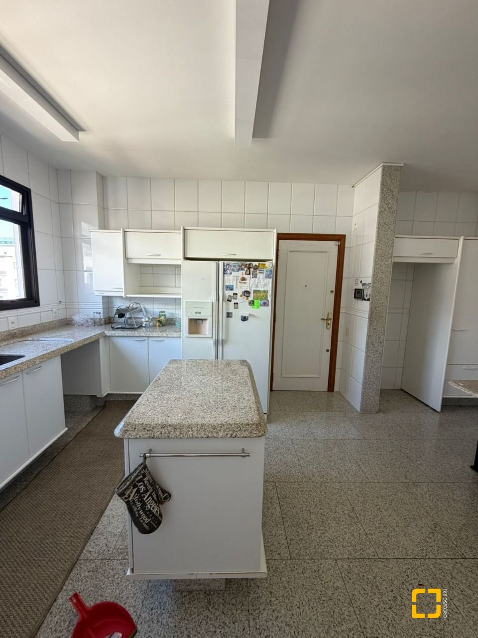 Apartamento com 220m², 4 quartos (sendo 2 suítes), 2 garagens, no bairro Centro em Florianópolis