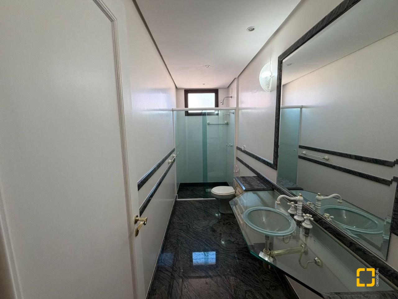 Apartamento com 220m², 4 quartos (sendo 2 suítes), 2 garagens, no bairro Centro em Florianópolis
