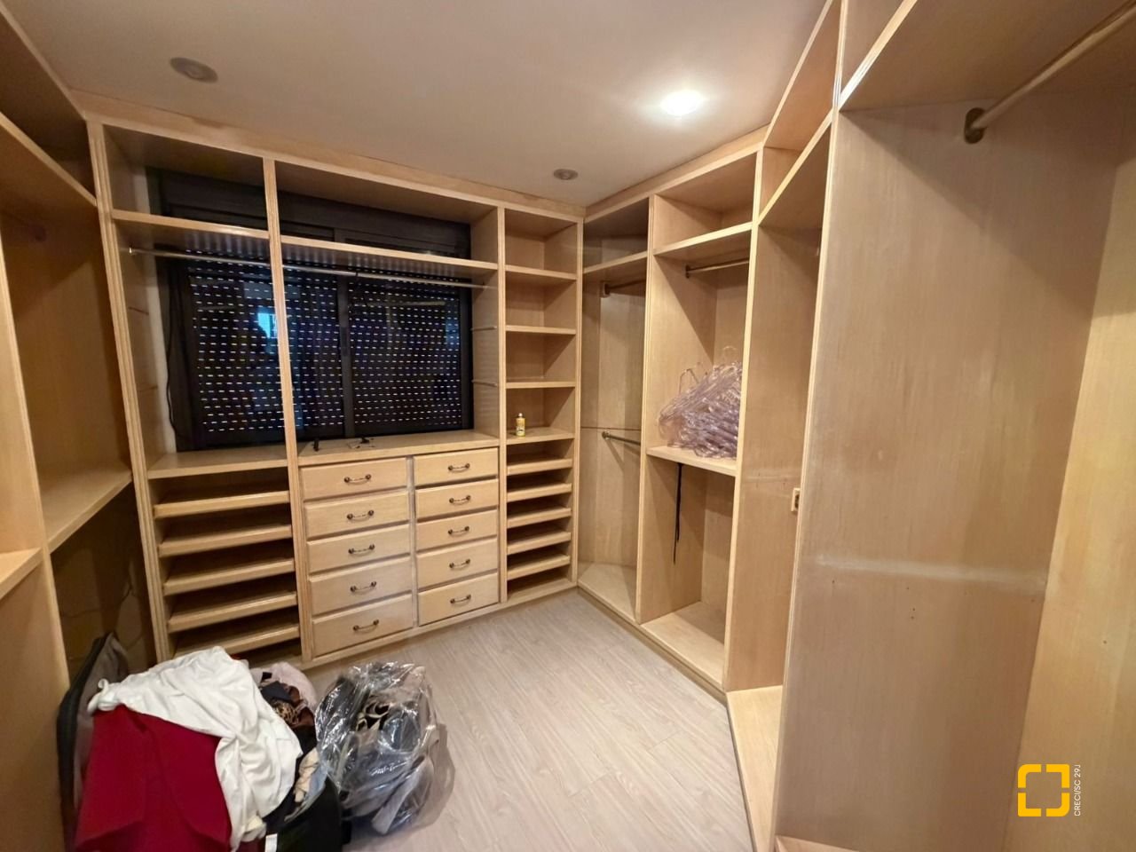 Apartamento com 220m², 4 quartos (sendo 2 suítes), 2 garagens, no bairro Centro em Florianópolis