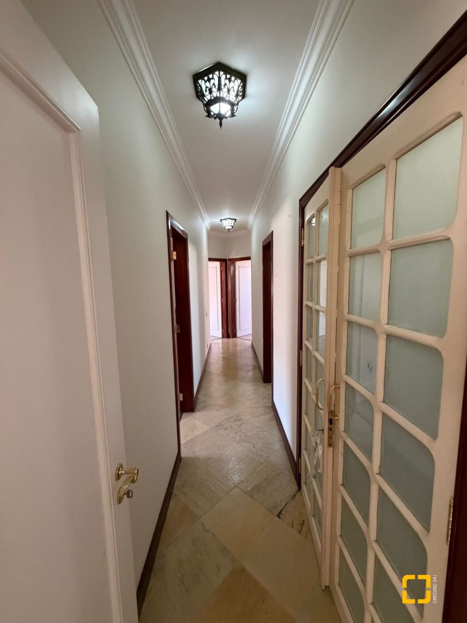 Apartamento com 220m², 4 quartos (sendo 2 suítes), 2 garagens, no bairro Centro em Florianópolis