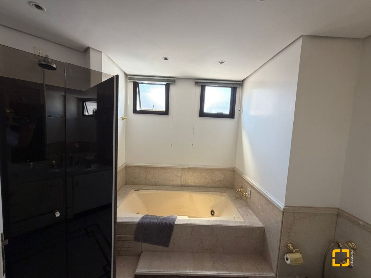 Apartamento com 220m², 4 quartos (sendo 2 suítes), 2 garagens, no bairro Centro em Florianópolis