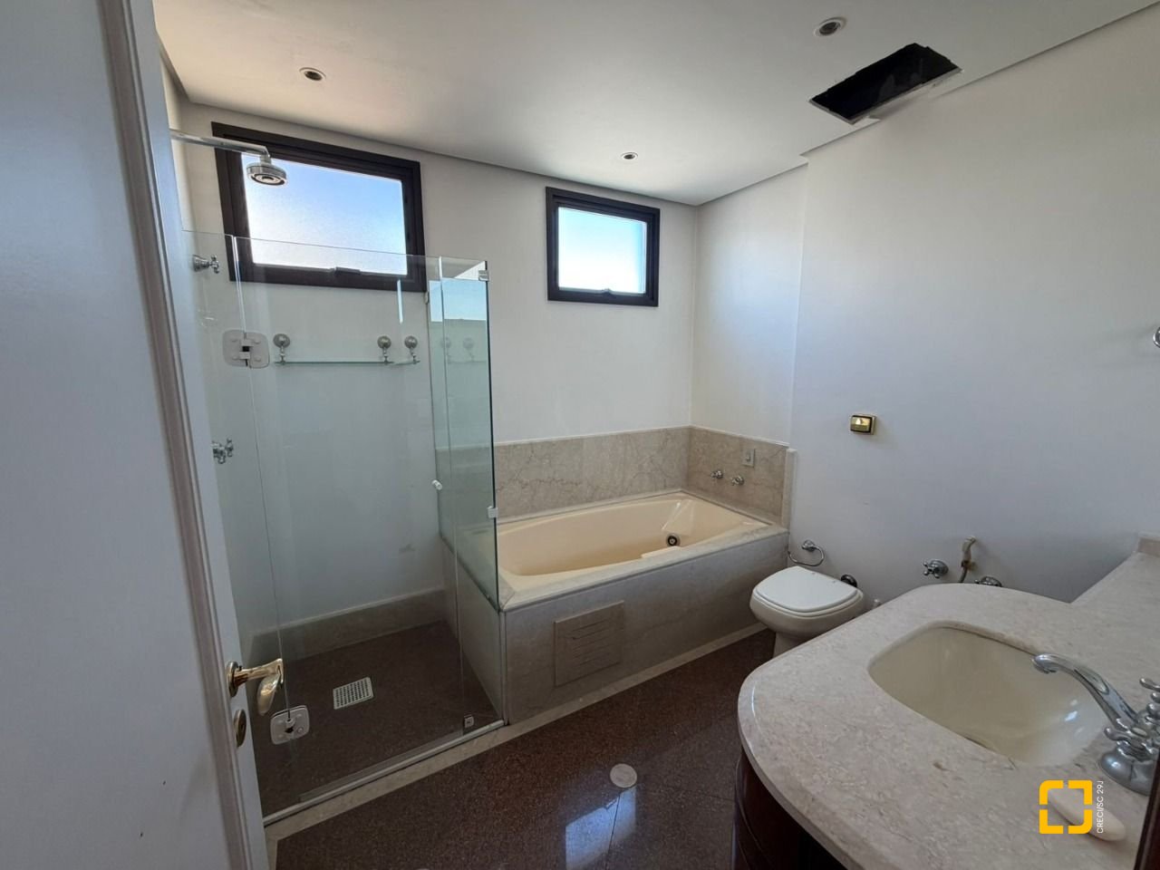 Apartamento com 220m², 4 quartos (sendo 2 suítes), 2 garagens, no bairro Centro em Florianópolis