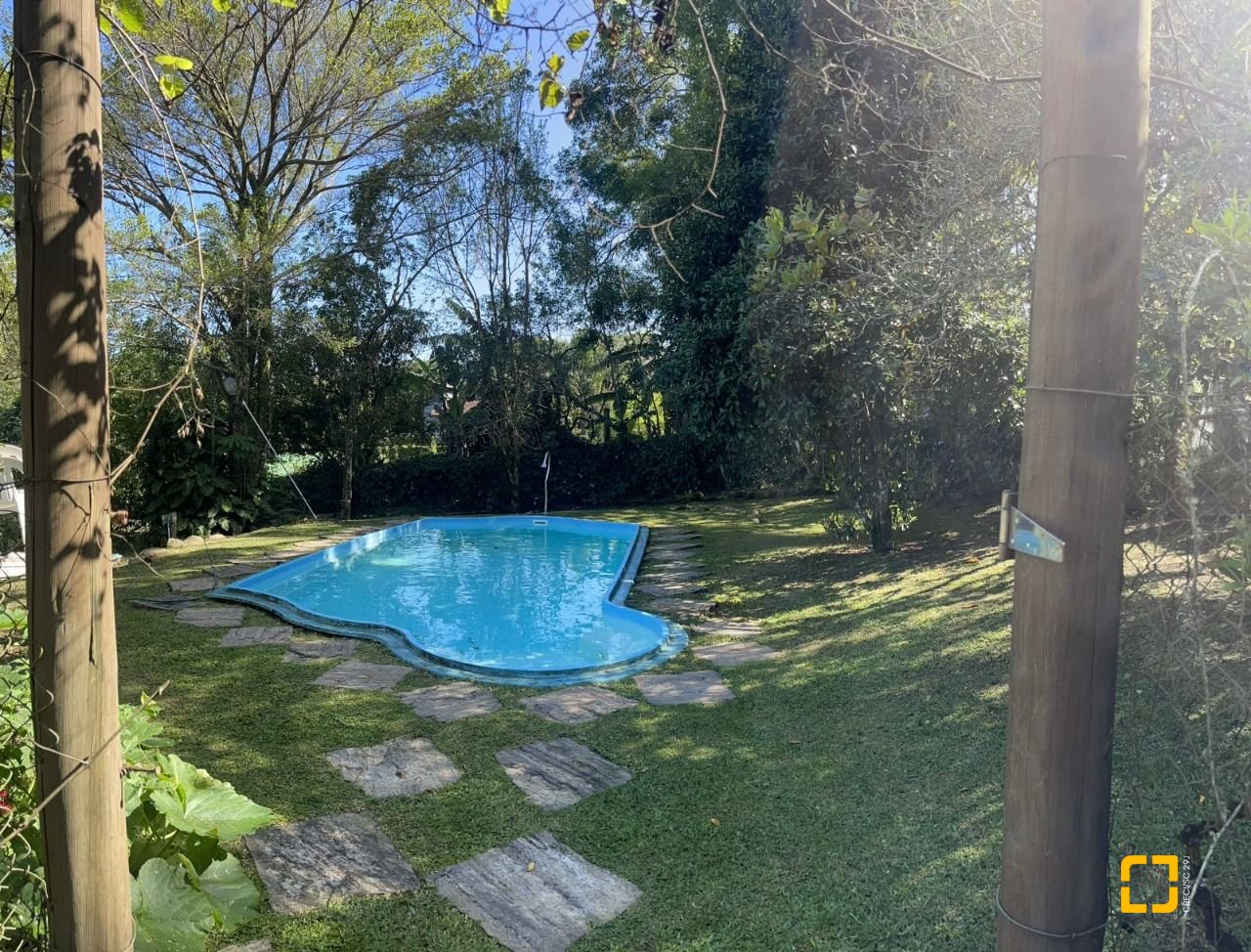 Sítio com 250m², 8 quartos, 2 garagens, no bairro Ratones em Florianópolis